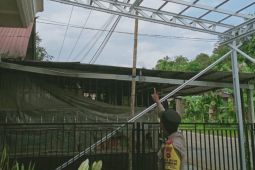 Pekerja bangunan tersengat listrik saat pasang atap garasi di Tabalong
