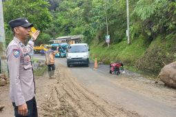 Jalur Garut-Pameungpeuk kembali normal setelah kejadian longsor