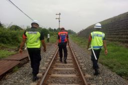 Masyarakat diimbau tidak beraktivitas di jalur rel KA