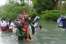 Para siswa di Todowongi Jailolo nekat menyeberangi sungai ke sekolah