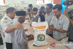 Aceh Besar salurkan bantuan pangan tahap pertama