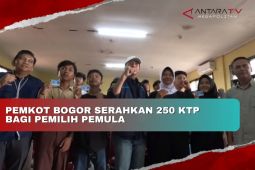 Pemkot Bogor serahkan 250 KTP bagi pemilih pemula