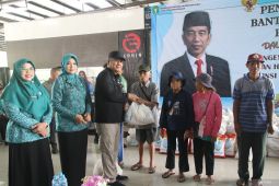 Harisson bagikan bantuan pangan di PLBN Aruk