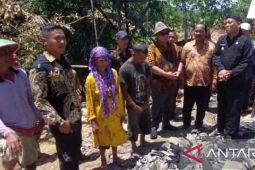 Bupati Sukabumi salurkan bantuan pembangunan kembali rumah korban kebakaran