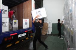 KPU Surabaya mulai distribusikan logistik Pemilu ke kecamatan