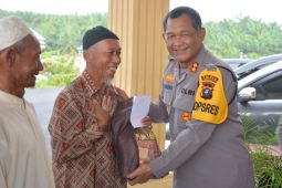 Polres Labuhanbatu Selatan beri bantuan sembako pada penggali kubur