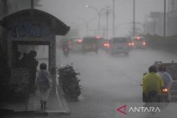 Waspada hujan lebat disertai petir di seluruh  wilayah Kalsel