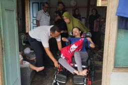 Kemensos serahkan kursi roda adaptif penyandang disabilitas fisik di Ciamis