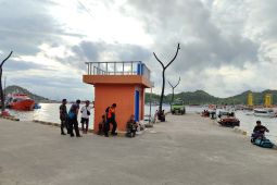 Tim SAR siapkan personel evakuasi korban kapal wisata terbakar di perairan sekitar Pulau Siaba NTT