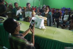 Penyaluran bantuan pangan beras