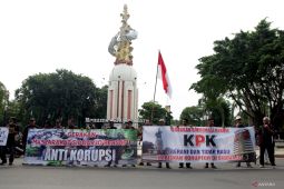 Unjuk rasa terkait kasus korupsi di Sidoarjo