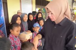 Disdikbud Kalbar bagikan sepatu sekolah untuk siswa di perbatasan