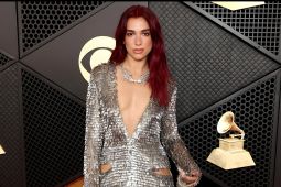 Dua Lipa hadiri karpet merah Grammy dengan gaun perak berkilau
