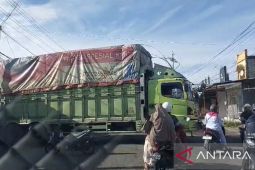 Bongkar muat truk barang di luar terminal sebabkan kemacetan