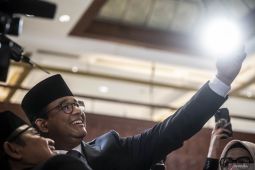 Konsisten tampil formal, kode Anies siap pimpin negara