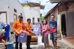 BPBD Jatim serahkan bantuan ke korban angin kencang Sidoarjo