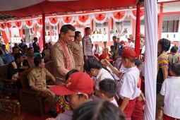 Bupati Fransiskus Diaan minta guru beri siswa pendidikan berkualitas