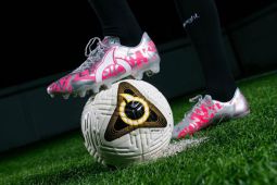 Pakai sepatu bola di jalanan, tren "BootsOnlySummer" mewabah di Amerika Serikat