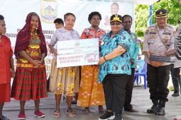 Gubernur Papua Tengah berikan 80 kontainer ke pedagang Nabire