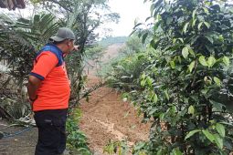 Petugas gabungan berhasil evakuasi warga terjebak tanah longsor di Banjarnegara