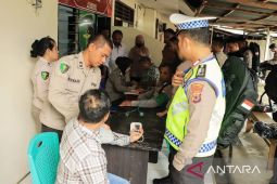 Polresta Ambon bagikan logistik dan cek kesehatan personel yang bertugas saat pemilu