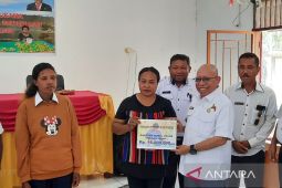 Pemkab Wondama salurkan bantuan modal usaha bagi 153 pelaku UMKM