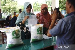 Penyaluran bantuan pangan di Jombang