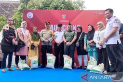 Wali Kota Makassar melepas penyaluran 40 ton bantuan pangan pemerintah