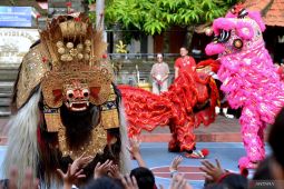 Pentas kolaborasi Barongsai dan Barong Bali jelang Tahun Baru Imlek