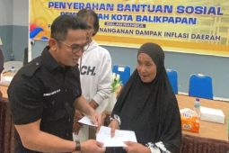 Wali Kota Balikpapan salurkan Bansos kepada warga terdampak inflasi