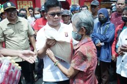 Bupati Sambas menyalurkan bantuan paket sembako sambut Imlek 2024