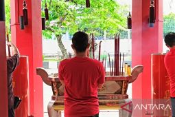 Warga tionghoa penuhi Klenteng Tien Le Kong  rayakan Imlek di Samarinda
