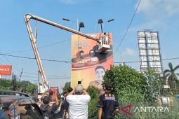 Pemkab dan Bawaslu Bekasi copot APK Pemilu 2024 pada masa tenang