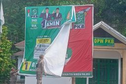 Memasuki masa tenang Pemilu 2024, Satpol PP-Bawaslu Ambon tertibkan APK