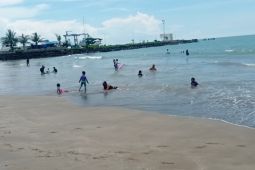 Kawasan obyek wisata pantai Carita - Anyer ramai wisatawan saat libur Imlek