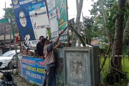 Tim gabungan bersihkan APK di jalan raya Rangkasbitung.