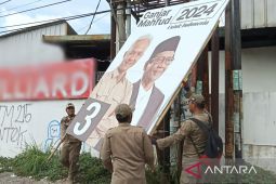 Bawaslu bersama Satpol PP Karawang tertibkan APK memasuki masa tenang Pemilu 2024