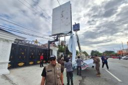 Satpol PP Balikpapan turunkan APK di masa tenang pemilu 2024