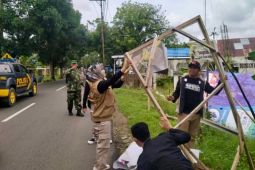 Bawaslu HST pastikan ribuan APK pemilu steril pada masa tenang