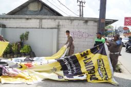 Petugas gabungan copoti APK pada reklame di Tangerang Selatan