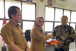 Pemkot Pangkalpinang serahkan bantuan multivitamin kepada Bawaslu dan KPU