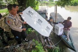 KPPS Sidoarjo pakai perahu kirim logistik ke TPS terpencil
