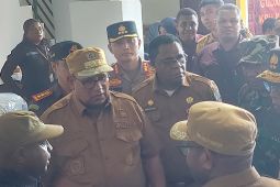 Gubernur PBD dan Kapolda PB pantau distribusi logistik di Sorong