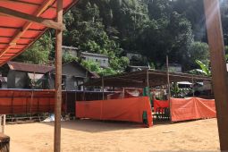 Warga Ambon dirikan TPS di tengah lapangan sepak bola