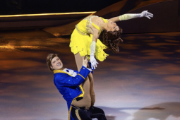 Pemain Disney on Ice dilarikan ke RS setelah terjatuh saat pertunjukan