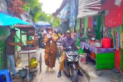 Petugas kecamatan di Tangerang "wawaran" ingatkan warga datang ke TPS