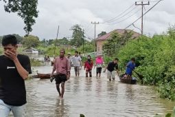 Warga Kota Jambi gunakan perahu ke TPS terdampak banjir