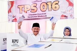 Bupati Situbondo awali datang ke TPS berikan hak pilihnya