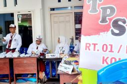 Pemilu 2024, petugas KPPS di Sumenep berseragam sekolah