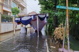 Akibat hujan, Tenda TPS di Kelurahan Cempaka Baru ambruk